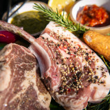 大きなお肉を焼き上げ、シェアするアメリカンスタイルのグリルパーティーが楽しめる