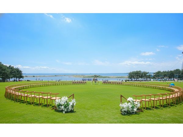 葛西臨海公園ウエディング Denim-デニム-の空と緑のガーデン挙式の写真(2枚目)