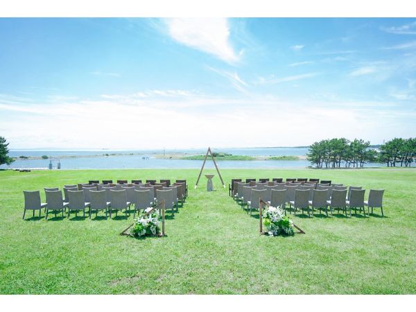 葛西臨海公園ウエディング Denim-デニム-の空と緑のガーデン挙式の写真(1枚目)