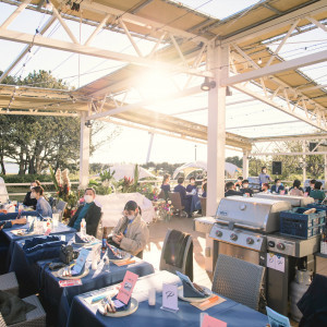 晴天の日にはオープンにできるウッドデッキのテント|葛西臨海公園ウエディング Denim-デニム-の写真(40712123)