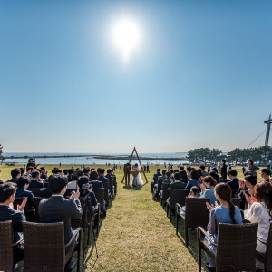 青い空のもとで自然に囲まれておこなう公園ウエディングをご提案しております|葛西臨海公園ウエディング Denim-デニム-の写真(42080058)