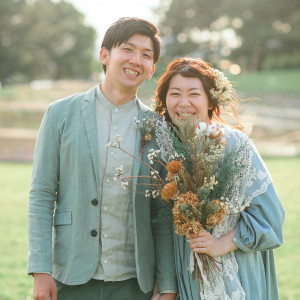 ふたりが手染めしたスーツとワンピース!好きな服を着て過ごせるのが公園ウエディングの最大の魅力|葛西臨海公園ウエディング Denim-デニム-の写真(23572169)