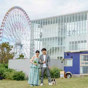 公園のシンボル観覧車やクリスタルビューをバックに思い出に残る写真を|葛西臨海公園ウエディング Denim-デニム-の写真(42477846)
