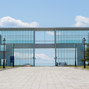 空と一体化するほど透明なクリスタルビューの向こうには、水平線が続く最高のロケーション|葛西臨海公園ウエディング Denim-デニム-の写真(4728774)