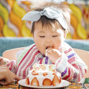 1歳をお祝いするスマッシュケーキ！豪快に手づかみでケーキにスマッシュ！|葛西臨海公園ウエディング Denim-デニム-の写真(55542271)