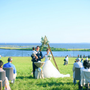 温かい光と目の前の水平線がおふたりを祝福！お子様との挙式も|葛西臨海公園ウエディング Denim-デニム-の写真(32539453)