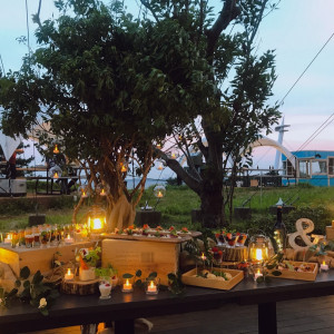 自然の中でナチュラルなビュッフェを楽しんで|葛西臨海公園ウエディング Denim-デニム-の写真(5900040)