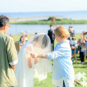 結婚式は親御様にとって子育ての終わりを意味します。我が子の幸せを願ってベールダウンセレモニー|葛西臨海公園ウエディング Denim-デニム-の写真(36855491)