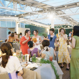 潮風を感じるパーティー会場では会話も弾む|葛西臨海公園ウエディング Denim-デニム-の写真(55541985)