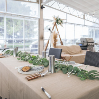 会場内には風をよける透明な横幕があるので、屋外の景色を楽しみながらポカポカ過ごせます