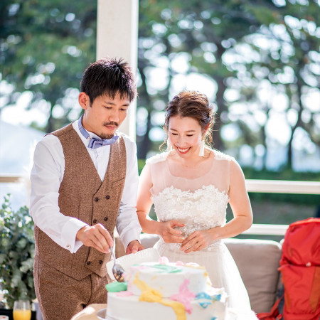 ゲストの方とご一緒にカラーをつけて完成させるケーキペインティング