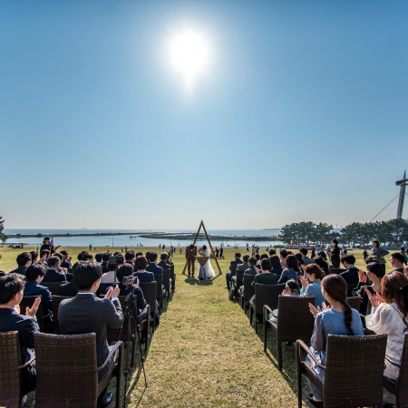 青い空のもとで自然に囲まれておこなう公園ウエディングをご提案しております