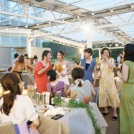 潮風を感じるパーティー会場では会話も弾む