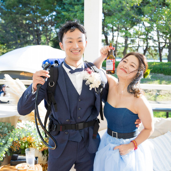 デニム素材のドレスとタキシードにお色直して、生ビールサーバーで楽しいおもてなし