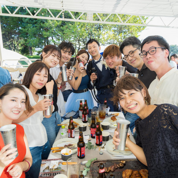 生ビールサーバーから美味しいビールを注いで乾杯