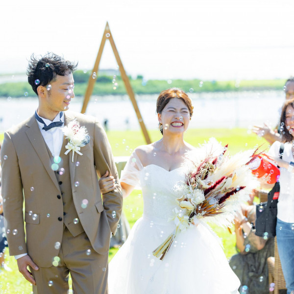 たくさんのゲストにシャボン玉シャワーの祝福を受ける