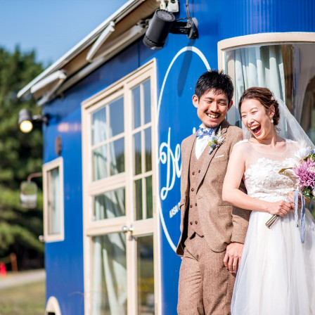 Denimのロゴが入ったウエディングワゴンをバックにした写真も人気|葛西臨海公園ウエディング Denim-デニム-の写真(36856608)