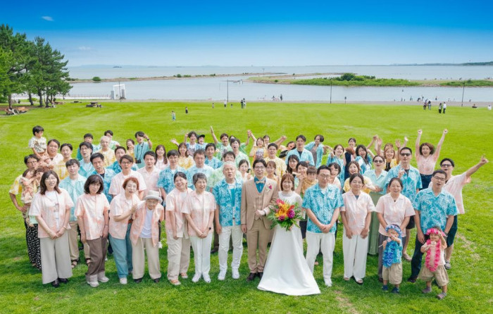 子どもからおじいちゃんおばあちゃんまで全員おそろいのアロハシャツを着てお祝い！