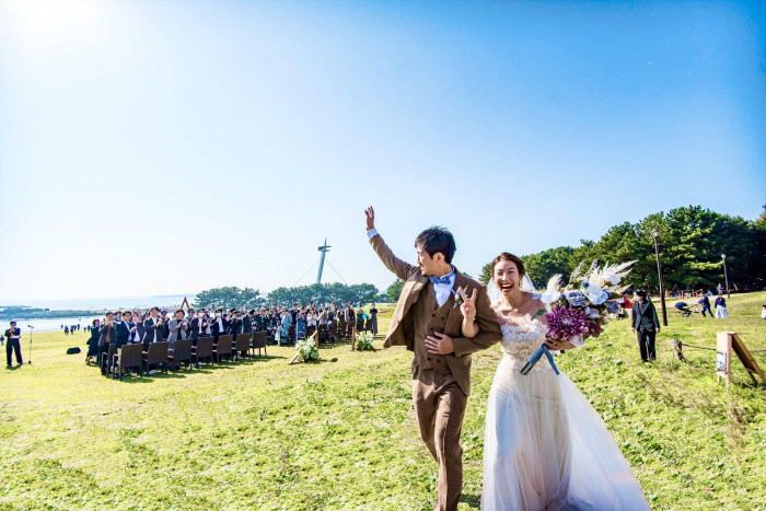 海が一望できる芝生で開放感のある自由なウエディング＊水平線に臨むパノラマビューも魅力！