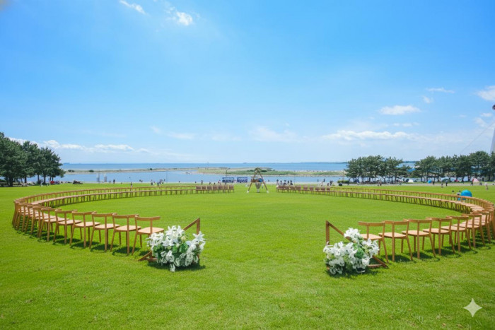 「全員の顔を見ながら過ごしたい‼」というふたりの声から生まれた挙式レイアウト