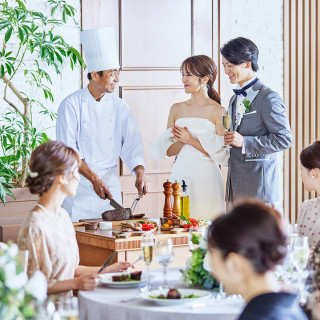 左利きゲストには左利き用にサーブ。おひとりおひとりにあったサービスを