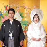 家紋入りの黒紋服姿にお鬘綿帽子の白無垢姿で、古式ゆかしい結婚式を