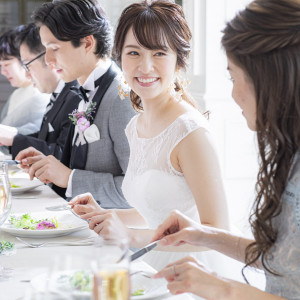 新郎新婦が同じテーブルでの会食スタイルも可能|ルクリアモーレ渋谷の写真(23589881)