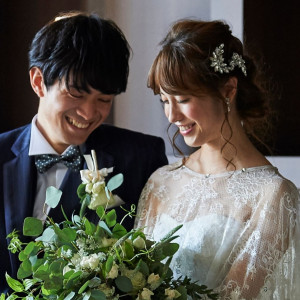 顔回りにカールしたひと房を残して華やかに。ビジューづかいのヘットドレスが煌いて特別感をプラス|センティール・ラ・セゾン 岐阜の写真(6033617)