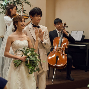 誓いを終え、夫婦としてゲストにおひろめ。ゲストから歓声が挙がり、幸せを感じる瞬間のひとつ|センティール・ラ・セゾン 岐阜の写真(6032079)