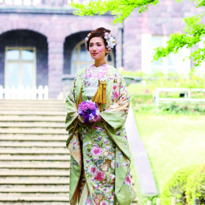 若草色が爽やかな印象を与える和装。会場のアイボリーから濃いブラウンの色調に映える|センティール・ラ・セゾン 岐阜の写真(6032829)
