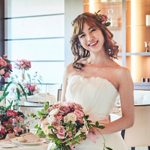 愛らしいダウンスタイルはブーケや会場とおそろいの生花をヘッドドレスに。ナチュラルな魅力が漂う|センティール・ラ・セゾン 岐阜の写真(6033620)