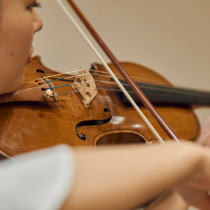 弦楽器の響きが頭上から降りそそぐようにチャペル内に響き渡ると、ゲストも挙式に集中し自然と一体となる|センティール・ラ・セゾン 岐阜の写真(6031864)