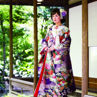 古くから高貴な色とされる紫の流れに色鮮やかな花々が描かれている。花嫁衣裳ならではの華麗な着物