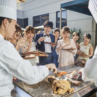 心地よい風が吹き抜けるテラスでゲストと楽しんで。熱々の肉を頬張るふたりに
歓声があがる。