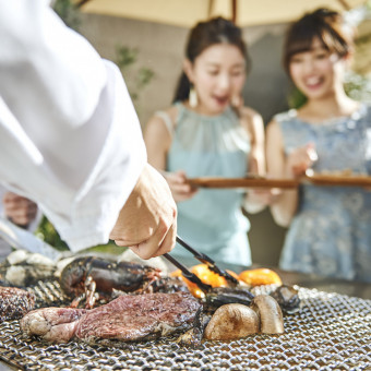 シェフたちが目の前で野菜や肉を焼いてくれるBBQ。香ばしい匂いが食欲をそそる。