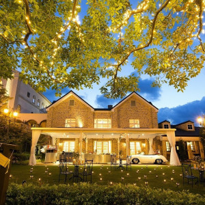 ナイトウェディングのライトアップも大人っぽい上質な雰囲気に。|ガーデンテラス福岡ホテル&リゾートの写真(10485522)