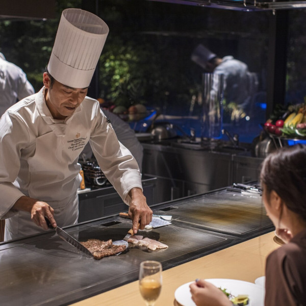 目の前で焼き上げる鉄板焼きディナーで、最高のひとときをご堪能ください