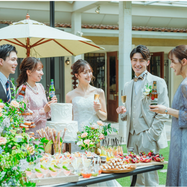 世界のビールを片手に多彩なビュッフェを楽しんで