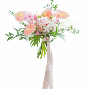 南国らしいお花をたっぷり詰め込んで、くすみピンクでワンランク上のリゾートブーケに。|ブレスド バイ・ザ・シー（オリエンタルホテル 沖縄リゾート＆スパ）の写真(34302072)