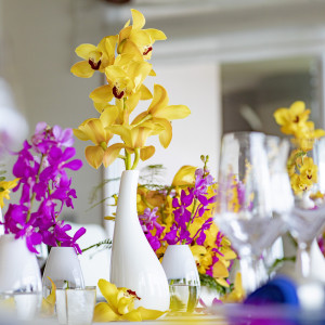 リゾートウエディングならではのビビッドなテーブル装花は気分を上げてくれること間違いなし。|ブレスド バイ・ザ・シー（オリエンタルホテル 沖縄リゾート＆スパ）の写真(9036378)