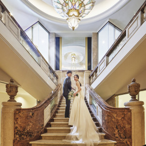 大階段での撮影は、花嫁様の憧れる一枚|ブレスド バイ・ザ・シー（オリエンタルホテル 沖縄リゾート＆スパ）の写真(34298327)