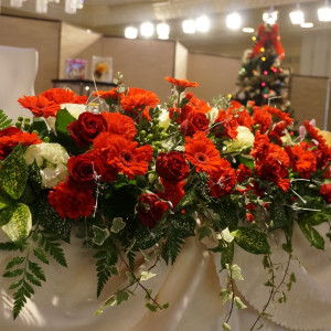 赤と白、緑でまとめた装花。華やかながらも統一感がありシックにもみせてくれます。|ゲストハウス気仙沼アーバンの写真(9021271)