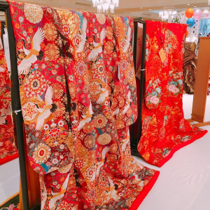 全体に鶴や花の刺繍があしらわれた色打掛は、ゲストの皆様の目を引くこと間違いなし！|ゲストハウス気仙沼アーバンの写真(9021382)