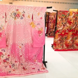 華やかな色打掛。荘厳な印象の赤い色打掛や、可愛らしさのあるピンクの色打掛など、種類は様々ございます。|ゲストハウス気仙沼アーバンの写真(9021381)