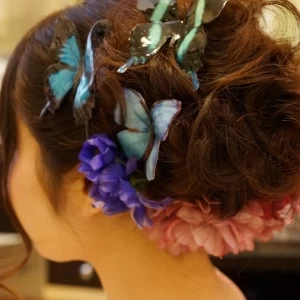 蝶の柄が印象的な華やかな色打掛には、立体感のある蝶の髪飾りがセットでつきます。|ゲストハウス気仙沼アーバンの写真(9020477)