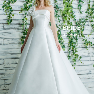 シンプルなドレスは、花嫁の魅力を引き出してくれます♪ドレスに映えるアクセサリー選びも大切です。