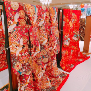 全体に鶴や花の刺繍があしらわれた色打掛は、ゲストの皆様の目を引くこと間違いなし！