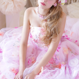 小花の装飾がポイントのピンクのドレスは、ふんわり可愛らしくみせてくれます♪