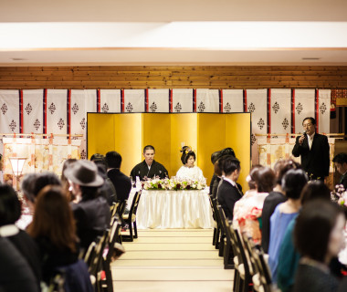 畳にテーブル、椅子でご用意した披露宴会場は過ごしやすく広々としております。お人数様に合わせてお部屋の大きさを調整が可能です。