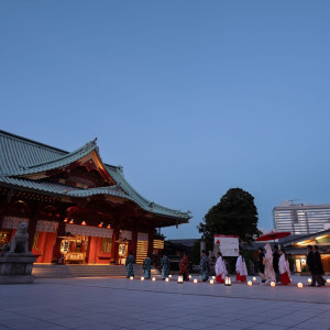 息をのむほど美しい』総朱塗の社殿と炎が夜空に映える、幻想的な参進の儀|神田明神 明神会館の写真(55080468)